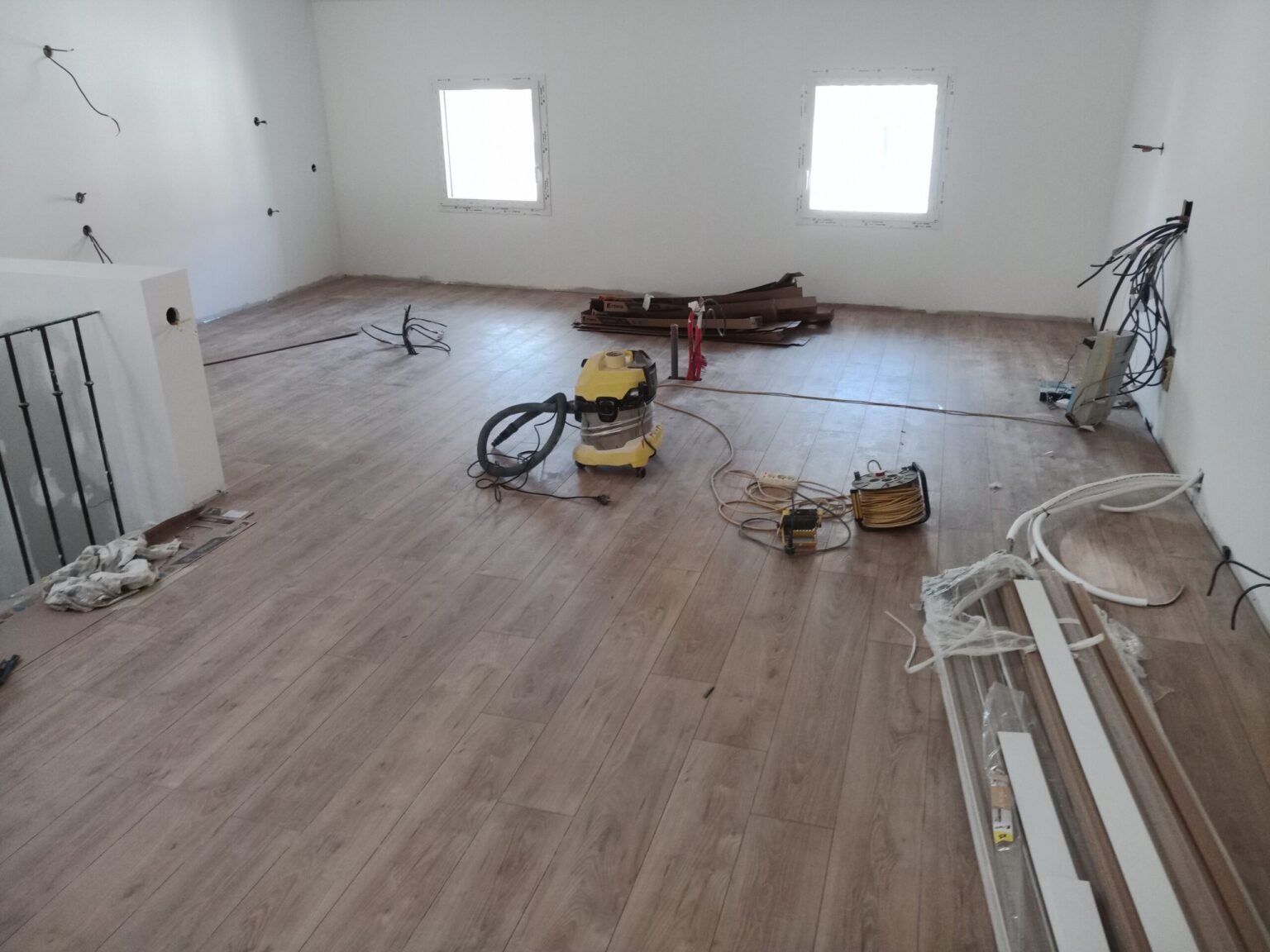 Pose parquet Perpignan avec préparation du sol, découpe précise et finitions impeccables.