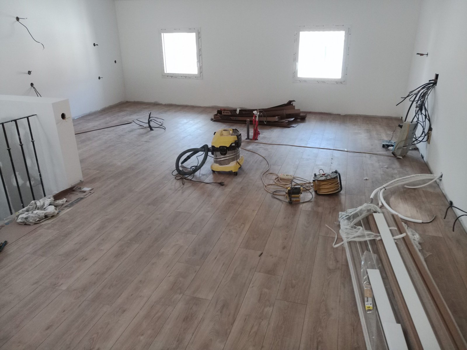 Pose parquet Perpignan avec préparation du sol, découpe précise et finitions impeccables.