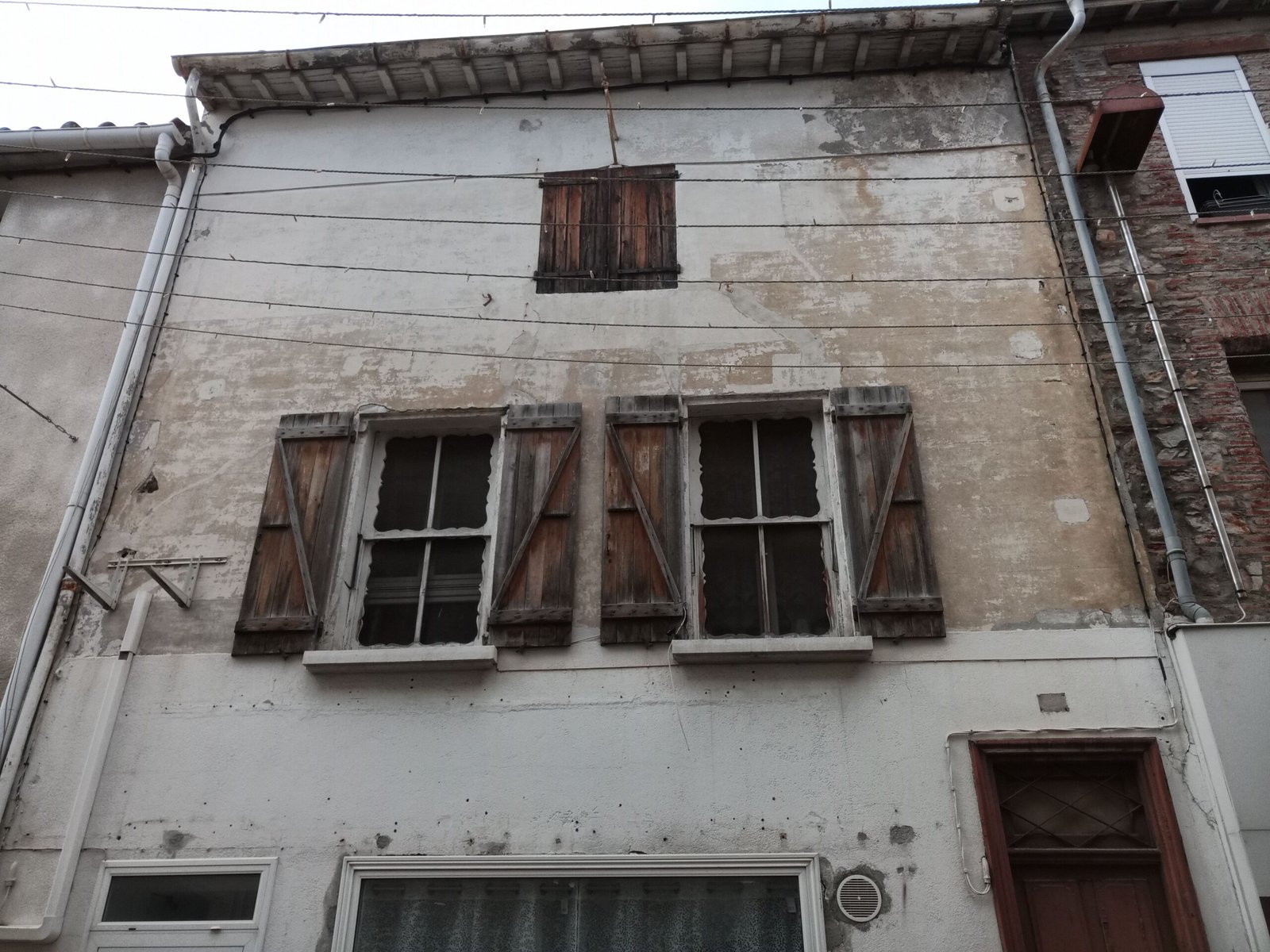 Enduit façade Perpignan : préparation et lissage des murs pour une peinture façade durable et homogène.