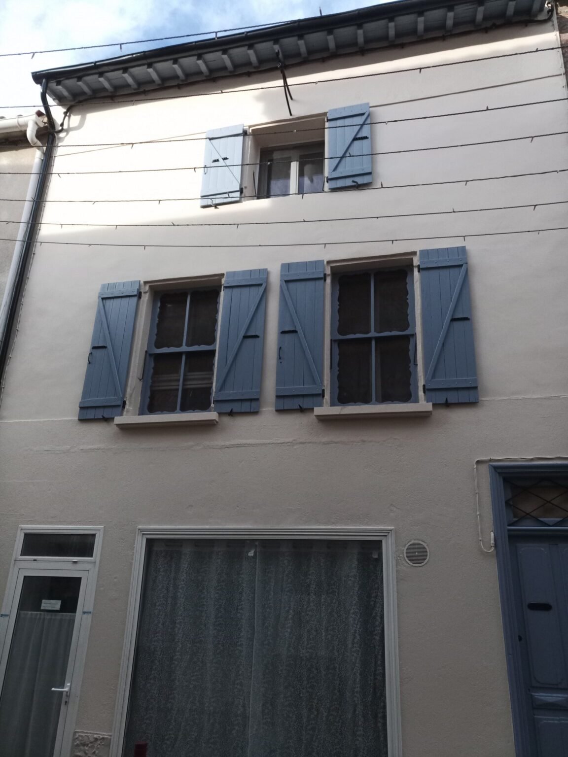 Spécialiste peinture façade Perpignan : rénovation, rafraîchissement ou mise en peinture complète avec finitions soignées.
