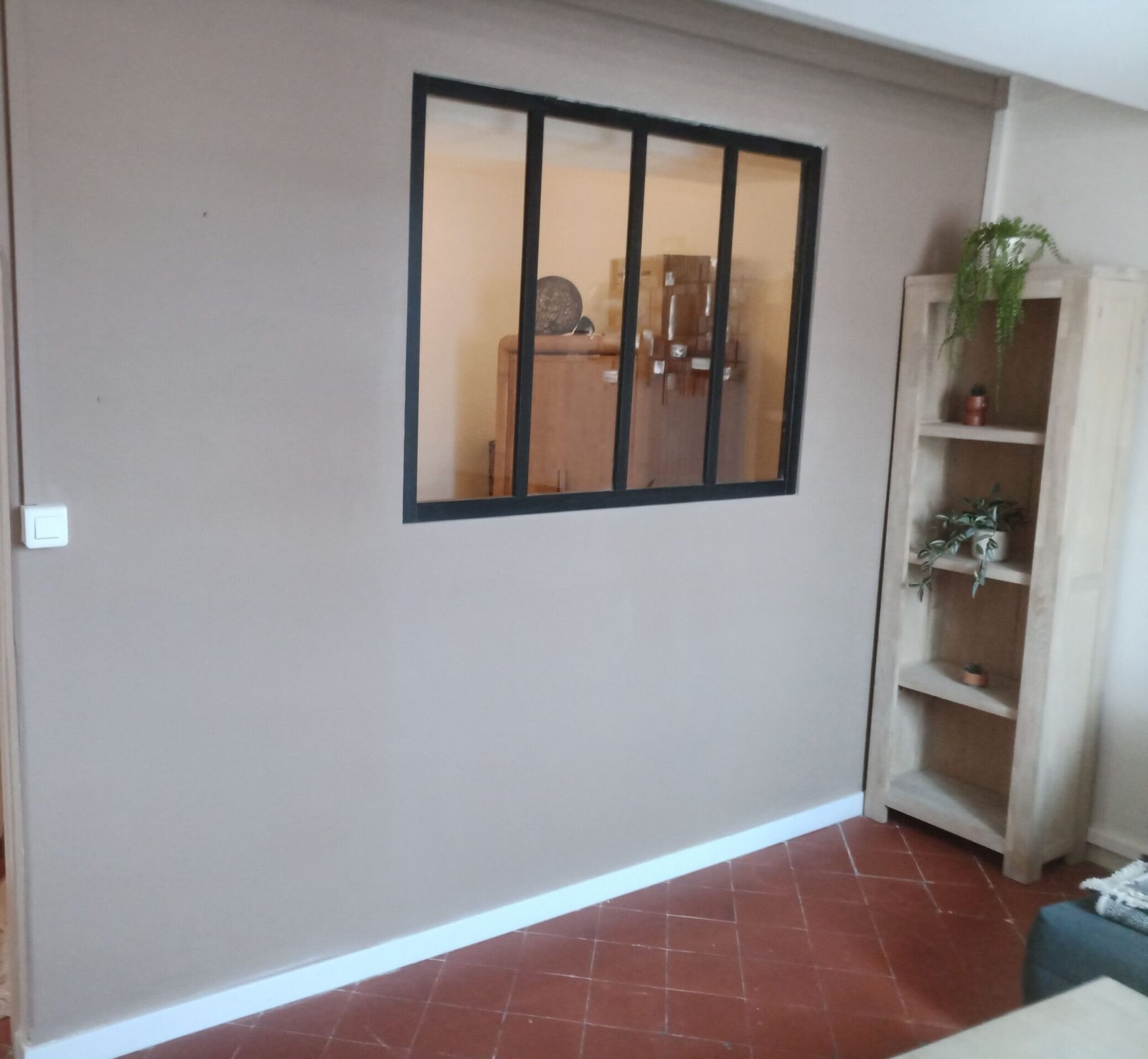 Peinture intérieure Perpignan : application de peinture murale pour sublimer vos pièces avec des teintes modernes et durables.