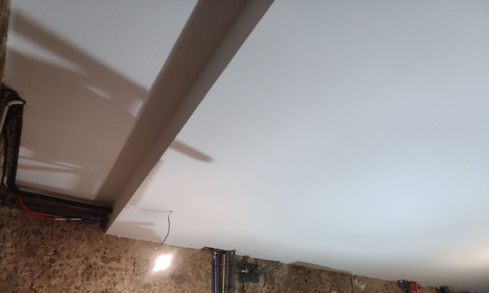 Artisan spécialisé en peinture intérieure Perpignan : finitions parfaites pour plafonds lisses, uniformes et sans défauts.