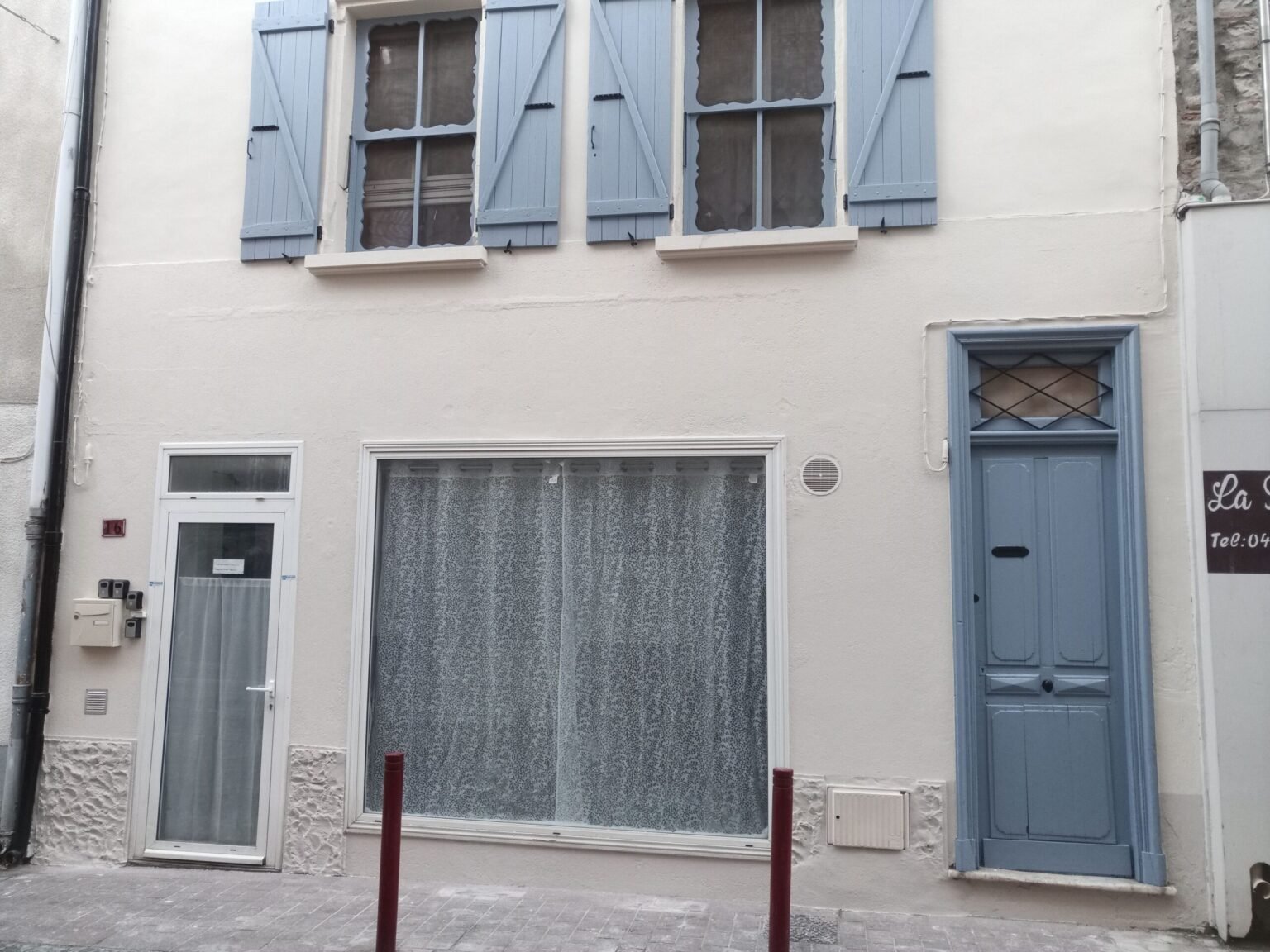 Artisan peinture façade Perpignan : ravalement complet, réparation fissures, nettoyage et application peinture durable.