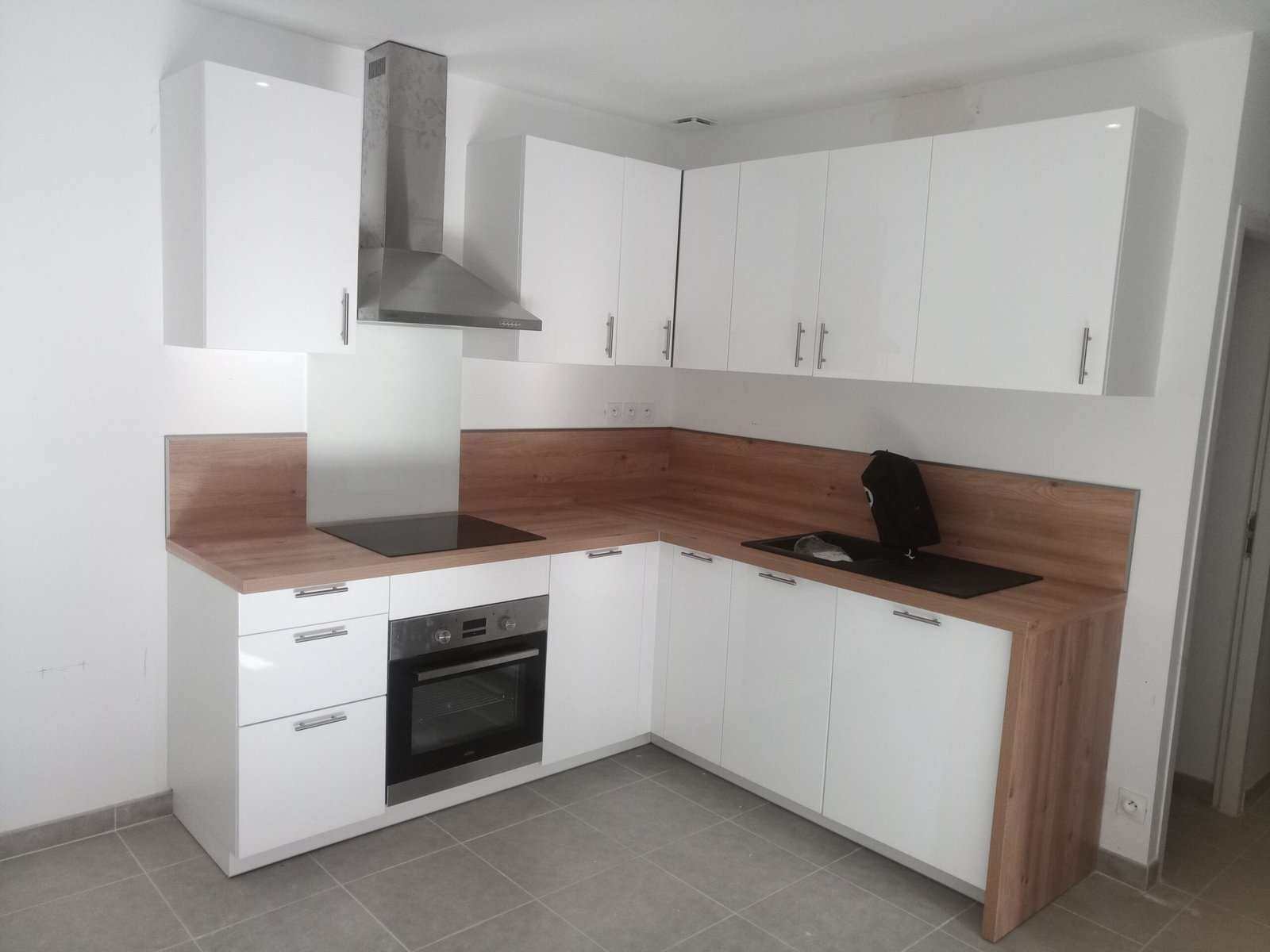 Artisan cuisiniste Babau Bâtiment pour la pose cuisine Perpignan sur-mesure et fonctionnelle.