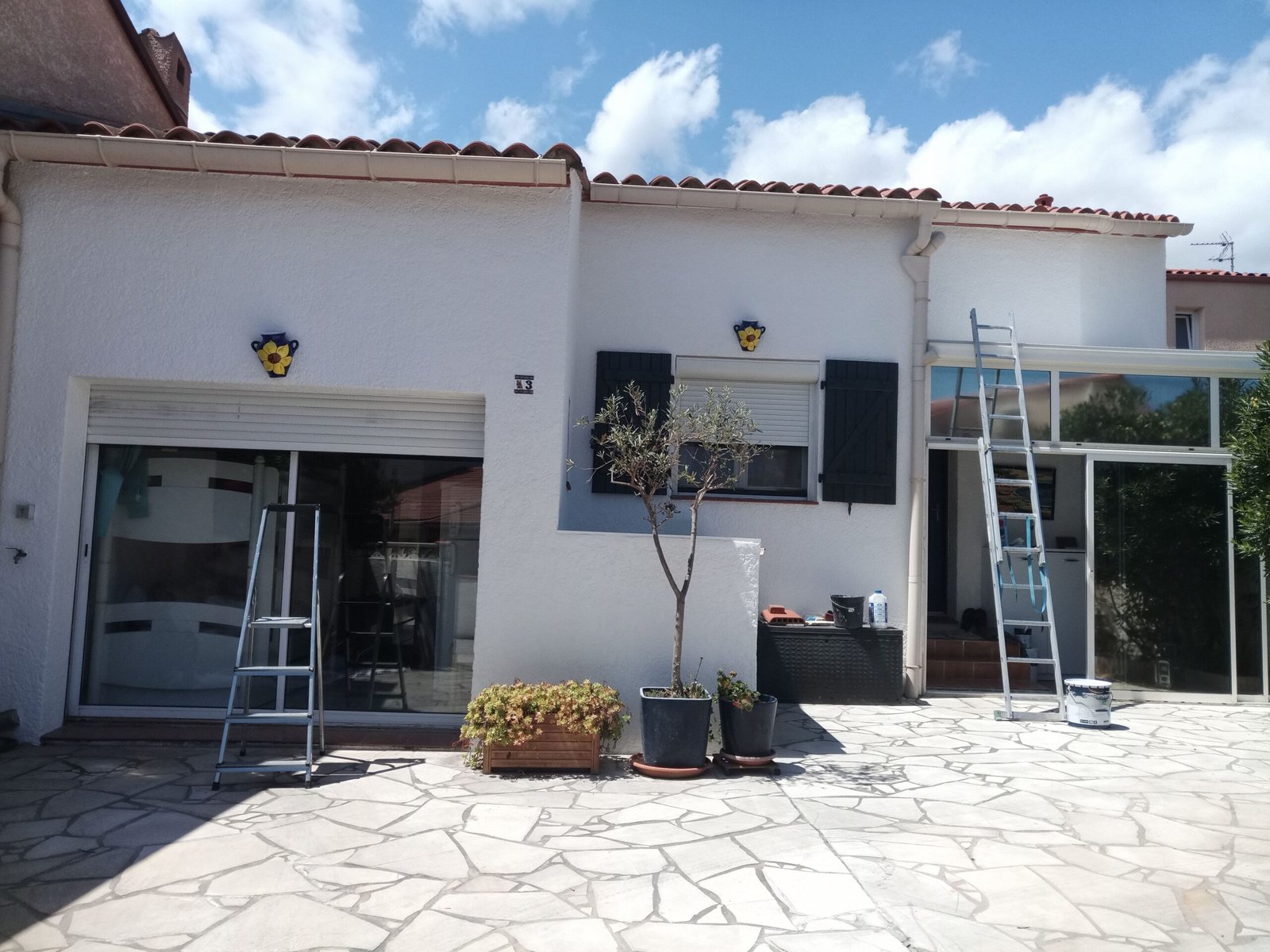 Peinture façade Perpignan : murs extérieurs protégés contre UV, humidité et intempéries avec finitions esthétiques durables.